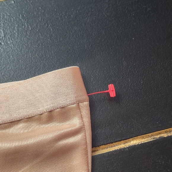 SKIMS- Shapewear BODY SHORTS - Picture 9 of 12